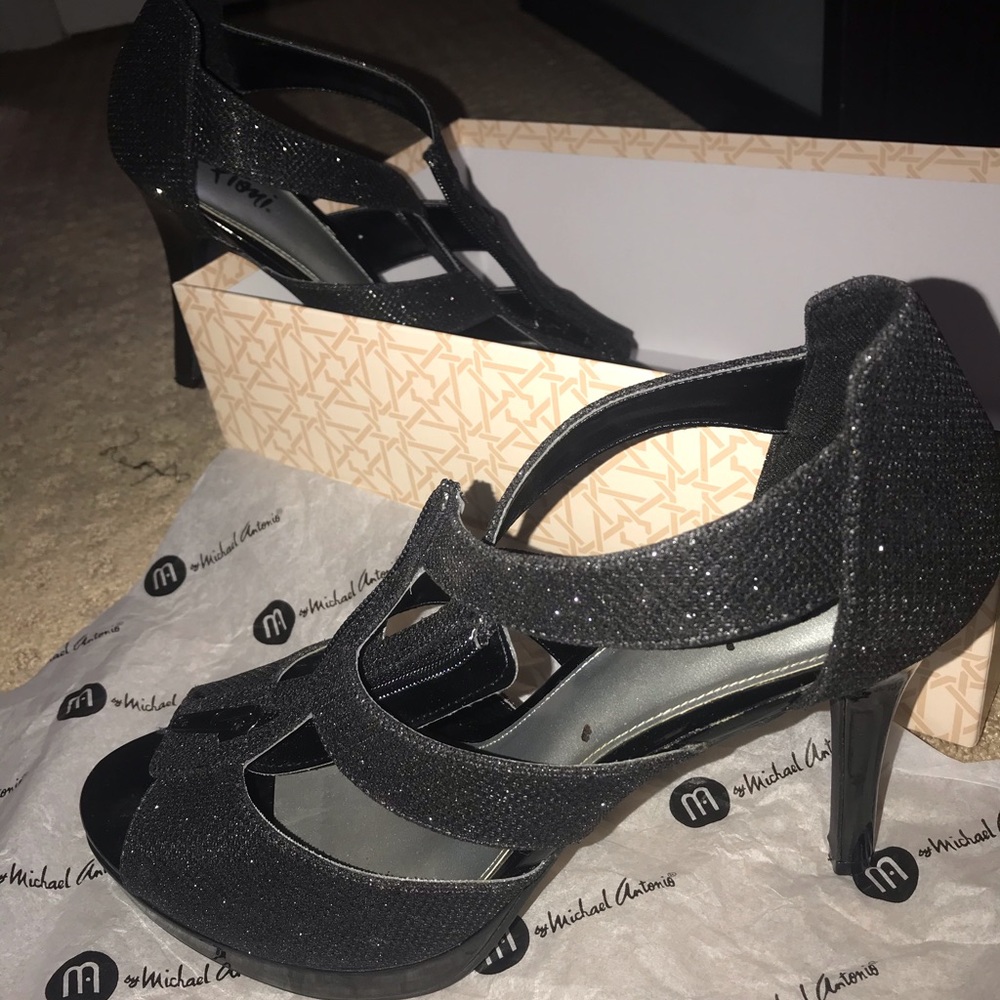 CUTE BLACK HEELS